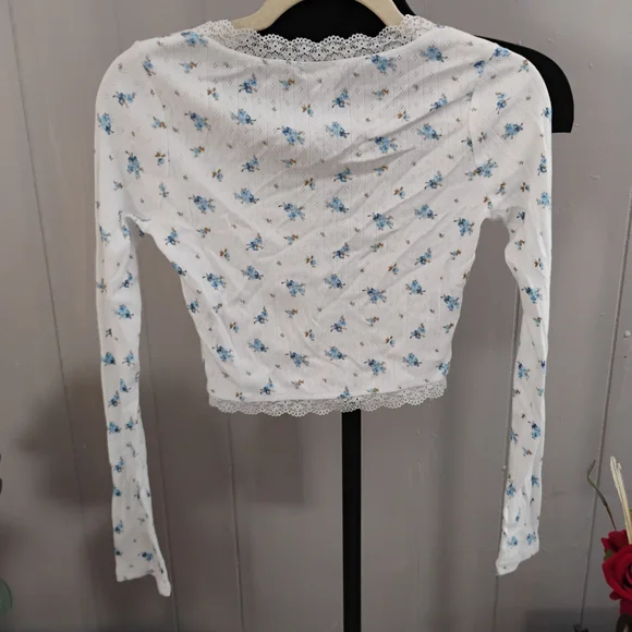 Forever 21 White Ribbed Button-Front Crop Top with Blue Floral Print - Picture 2 of 3